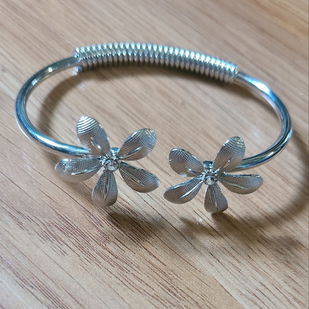 🌟 4/$20 Silver Tone Floral Cuff Bracelet